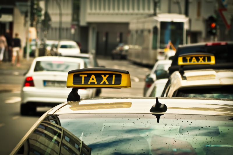 taxis-FREJUS-min_road-traffic-car-glass-driving-city-583084-pxhere.com